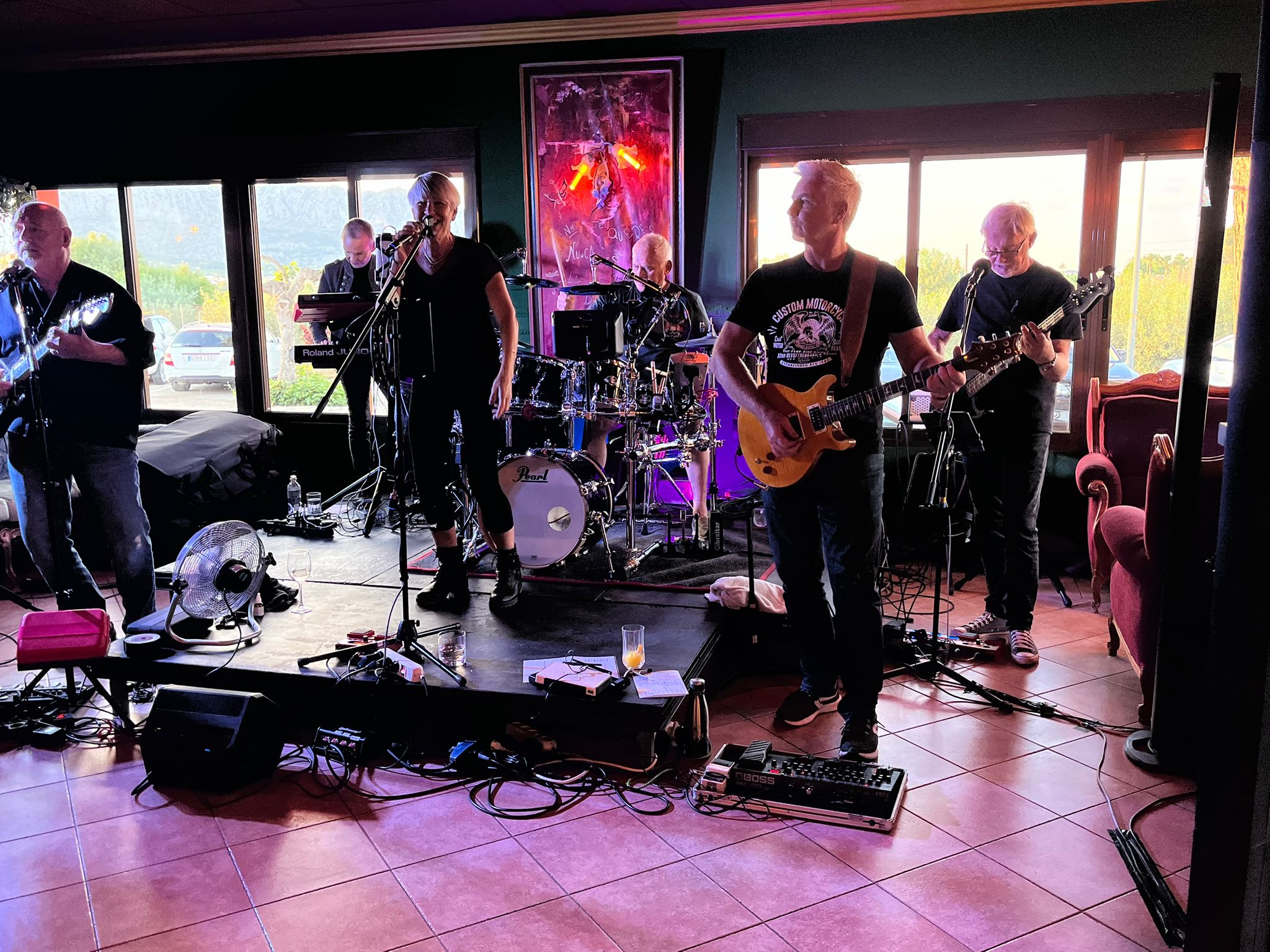 Live music performance at Soñando Restaurant